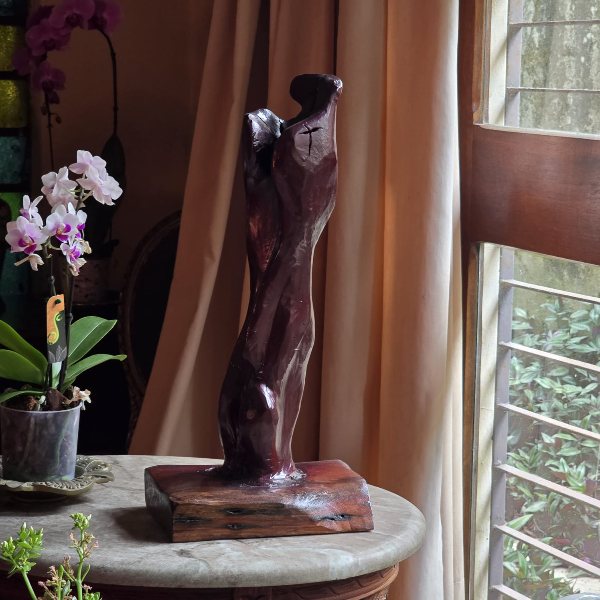 Der Traümer, de Tales Hack. Escultura em tronco reciclado e tinta automotiva.